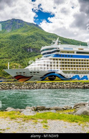 Kreuzfahrtschiff von AIDA Cruises Anker im Fjord in Flam, Aurland, Norwegen, Skandinavien, Aurlandsfjorden, Sognefjorden, Kreuzfahrtschiff und seine Brücke Stockfoto