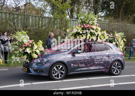 Die jährlichen Blumenkorso mit zwanzig großen schwimmt plus 30 kleinere Fahrzeuge, in einen Aufstand der Farbe über die frisch geschnittene Tulpen und andere spri eingerichtet Stockfoto