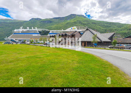 Kreuzfahrtschiff von AIDA im Fjord und touristischen Zentrum von Flam, Aurland, Norwegen, Skandinavien, Aurlandsfjorden, Sognefjorden Stockfoto