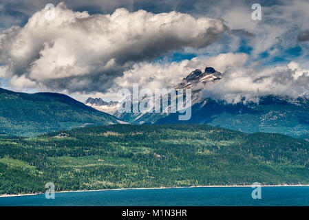 Mount Burnham in den Monashee Mountains über Upper Arrow Lake, Columbia River, in der Nähe von Nakusp, West Kootenay, British Columbia, Kanada Stockfoto