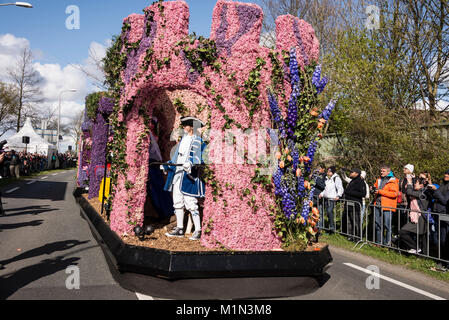 Die jährlichen Blumenkorso mit zwanzig großen schwimmt plus 30 kleinere Fahrzeuge, in einen Aufstand der Farbe über die frisch geschnittene Tulpen und andere spri eingerichtet Stockfoto