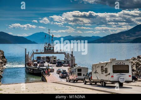 Fahrzeuge sind bei der Einfahrt MV Galena Fähre im Shelter Bay Upper Arrow Lake zu Hilo Bay, Monashee Mtns, West Kootenay, British Columbia, Kanada überqueren Stockfoto