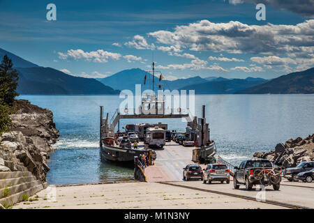 Fahrzeuge sind bei der Einfahrt MV Galena Fähre im Shelter Bay Upper Arrow Lake zu Hilo Bay, Monashee Mtns, West Kootenay, British Columbia, Kanada überqueren Stockfoto