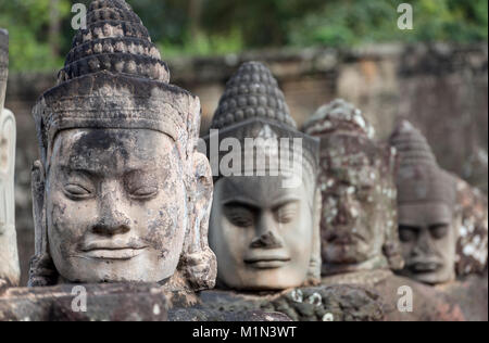 Reihe von Statuen der Götter auf der Brücke vor dem Südtor von Angkor Thom, Kambodscha Stockfoto