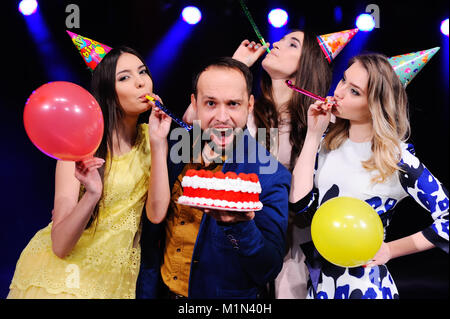 Ein Kerl und drei Mädchen freuen und die Party in der Nacht Club feiern. Stockfoto