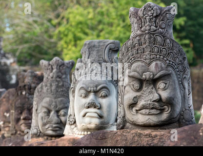 Reihe von Daemon Statuen entlang der Stein Causeway außerhalb das Südtor von Angkor Thom, Kambodscha Stockfoto