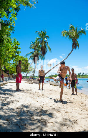 CAIRU, BRASILIEN - ca. Februar 2017: jungen brasilianischen Männer in ein Fußball-Kreis spielen auf einem rustikalen Strand. Stockfoto