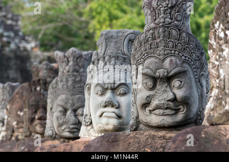 Reihe von Daemon Statuen entlang der Brüstung vor dem Südtor von Angkor Thom, Kambodscha Stockfoto