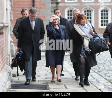 Die ehemalige Justizministerin Frances Fitzgerald (Mitte) kommt an der Offenlegung Tribunal in Dublin Castle in Frage gestellt werden. Stockfoto