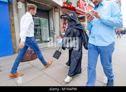 London, England, UK. Muslimische Frau in voller Länge islamische Kleidung Stockfoto