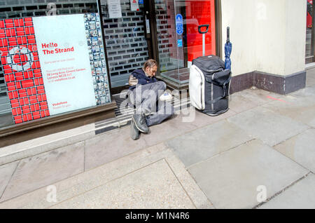 London, England, UK. Obdachloser in einem Türrahmen in der Faser Stockfoto