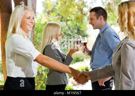 Geschäftsleute im Restaurant eine Vereinbarung Stockfoto