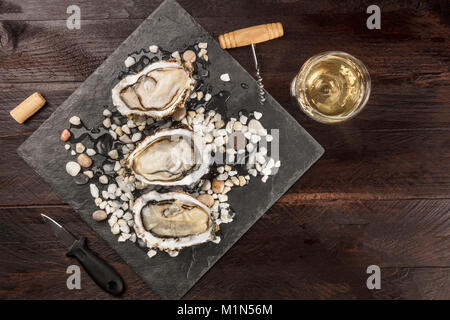 Overhead Foto von Austern mit Wein, Messer, und kopieren Sie Platz Stockfoto