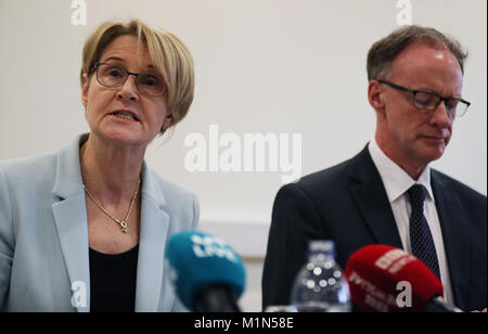 Dr. Cathy Jack, Medizinischer Direktor und stellvertretender Hauptgeschäftsführer der Belfast Gesundheit und Soziales Vertrauen, und Dr. Richard Wright, der Ärztliche Direktor der Südlichen Gesundheit und Soziales Vertrauen (rechts), an einer Pressekonferenz am Royal Victoria Hospital in Belfast im Anschluss an die Veröffentlichung der Ergebnisse der Hyponatriämie Anfrage. Stockfoto