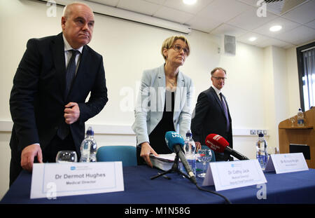 Dr. Dermot Hughes, medizinischer Direktor der westlichen Gesundheit und Soziales Vertrauen (links), Dr. Cathy Jack, Medizinischer Direktor und stellvertretender Hauptgeschäftsführer der Belfast Gesundheit und Soziales Vertrauen, und Dr. Richard Wright, der Ärztliche Direktor der Südlichen Gesundheit und Soziales Vertrauen (rechts), kommen für eine Pressekonferenz im Royal Victoria Hospital in Belfast im Anschluss an die Veröffentlichung der Ergebnisse der Hyponatriämie Anfrage. Stockfoto