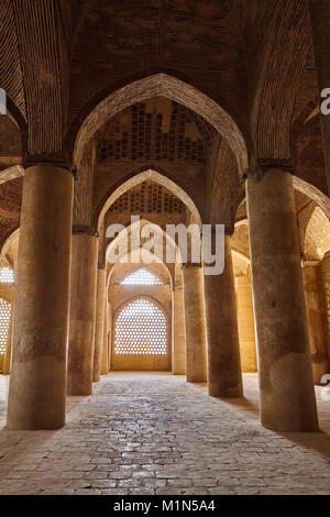 Isfahan, Iran - 24. April 2017: Schöne iranischen Jame Moschee mit hohen Säulen und Fenstern. Stockfoto