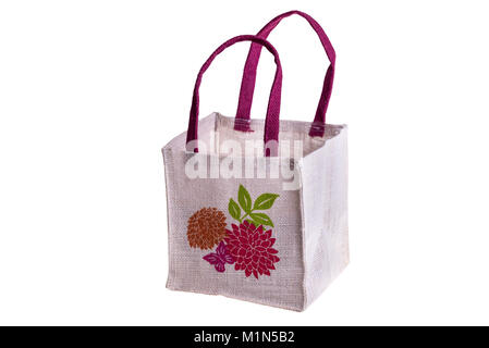 Leere hessische Shopping Bag, isoliert auf Weiss. Mit Blumenschmuck. Stockfoto