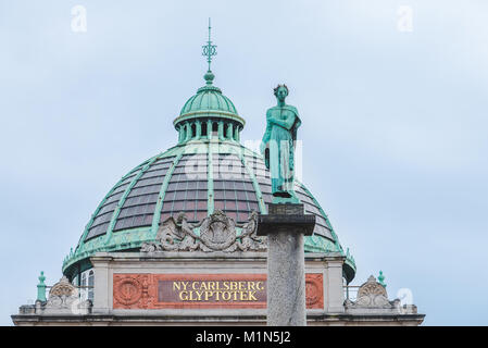 Ny Carlsberg Glyptotek in Kopenhagen, Dänemark - September 22., 2015. Kuppel des Art Museum und Bronze Skulptur auf der Säule in der Nähe des Eingangs. Stockfoto