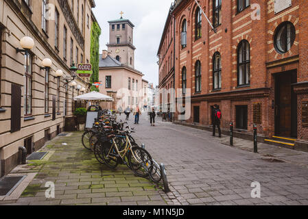 September 22th, 2015 - Latin Quarter in Kopenhagen, Dänemark. Alte skandinavische Häuser, Restaurants, abgestellte Fahrräder und der Universität. Stockfoto