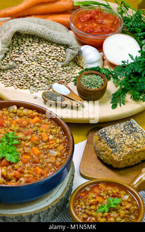 Vertikale Bild von Linsen und Karotten Suppe aus biologischen Zutaten frische Lebensmittel im Hintergrund Kopie Raum zur Verfügung gestellt. Stockfoto