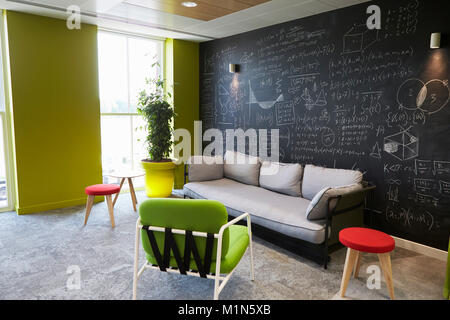 Casual meeting Lounge Bereich in eine leere Geschäftsräume Stockfoto