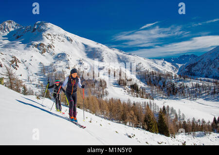 Skitouren zwei Mädchen bergauf in Richtung Berg. Stockfoto