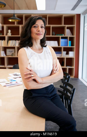 Kreative Frauen mittleren Alters auf dem Schreibtisch in einem Büro Stockfoto