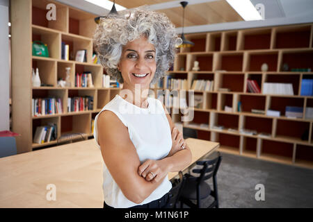 Senior Geschäftsfrau im Sitzungssaal lächelnd in die Kamera Stockfoto