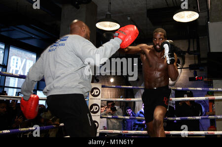 Lawrence Okolie während einer öffentlichen Training im bxr Fitnessraum, London. Stockfoto