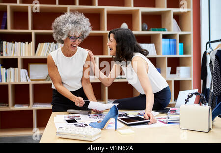 Zwei glückliche Frauen sprechen in einer Creative Media Office, Nahaufnahme Stockfoto