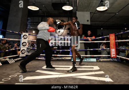 Lawrence Okolie während einer öffentlichen Training im bxr Fitnessraum, London. Stockfoto