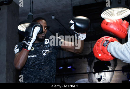 Lawrence Okolie während einer öffentlichen Training im bxr Fitnessraum, London. Stockfoto