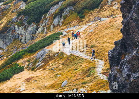 Hohe Tatra, Polen - 10. September 2017: Gruppe von Menschen wandern im fünf-Seen-Tal im hohen Tatra, Polen Stockfoto