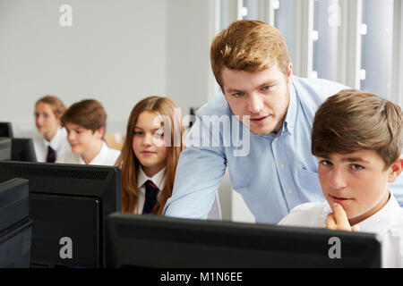 Teenage Studenten tragen einheitliche Studieren in es Klasse Stockfoto