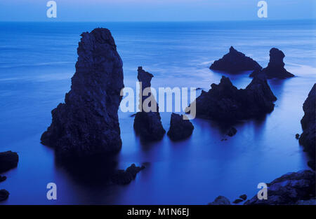 Frankreich. Der Bretagne. Insel Belle-Ile. In der Nähe von Bangor. Blick auf den Felsen namens Aiguilles de Port Coton. Claude Monet einige Gemälde im Jahr 1886. Stockfoto