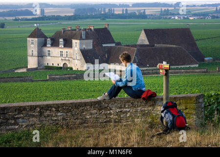 Frankreich. In der Nähe von Beaune. Burgund. Wein Region. Schloss Clos de Vougeot. Wanderer. Frau. Weinberg im Hintergrund. Stockfoto