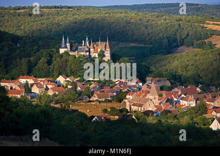 Frankreich. Burgund. La Rochepot in der Nähe von Beaune. Wein Region. Schloss und Dorf von La Rochepot. Stockfoto