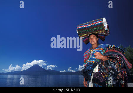 Guatemala. Panajachel. Lago de Atitlan. Vulkan, Maya Frau verkaufen gewebte Decken. Porträt. Stockfoto