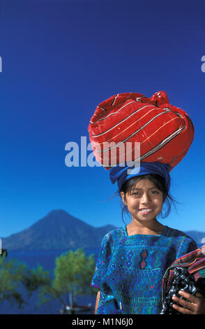 Guatemala. Panajachel. Lago de Atitlan. Vulkan, Maya Mädchen Kleidung tragen. Porträt. Stockfoto