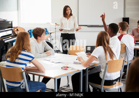 Teenage Studenten studieren in Musik Klasse mit Lehrerin Stockfoto