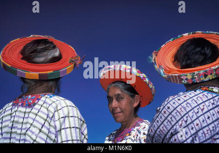 Guatemala. Santiago de Atitlšn. Lago de Atitlan. Maya Frauen mit typischen Hut (huipiles). Porträt. Stockfoto