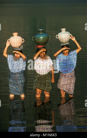 Guatemala. Santiago de Atitlšn. Lago de Atitlan. Maya Frauen, die Wasser aus dem See. Stockfoto