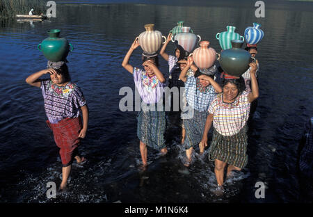 Guatemala. Santiago de Atitlšn. Lago de Atitlan. Frauen, die das Wasser in den See. Transport in Yar am Kopf. Stockfoto