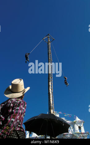 Guatemala. Chichicastenango. Jährliche religiöse Fest des Heiligen Thomas am 21. Dezember. Pol schwingen. 2 Männer starten in der Oberseite der Pole und nach unten schwenken. Stockfoto
