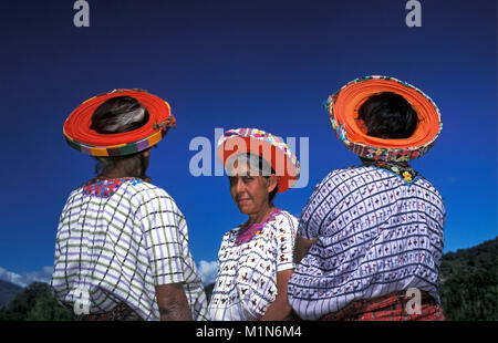 Guatemala. Santiago de Atitlšn. Lago de Atitlan. Maya Frauen mit typischen Hut (huipiles). Porträt. Stockfoto