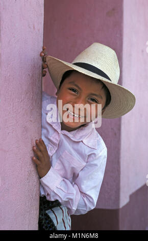 Guatemala. Santiago de Atitlšn. Lago de Atitlan. Maya indische zu tragen hat. Junge. Porträt. Stockfoto