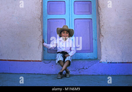 Guatemala. Santiago de Atitlšn. Lago de Atitlan. Maya indische Sitzen im Fenster. Junge. Porträt. Stockfoto