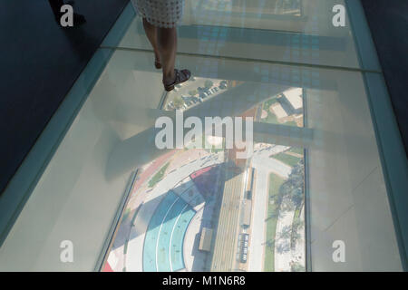 Dubai Frame Glasboden Stockfoto