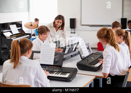 Teenage Studierenden elektronische Tastatur im Musikunterricht Stockfoto