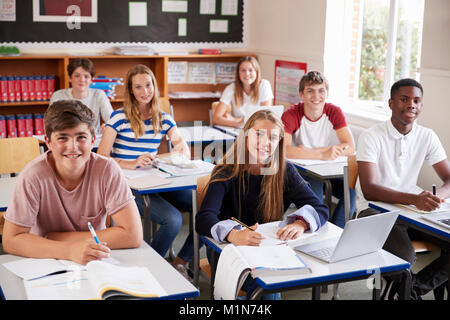 Portrait von Studenten an den Schaltern im Klassenzimmer sitzen Stockfoto